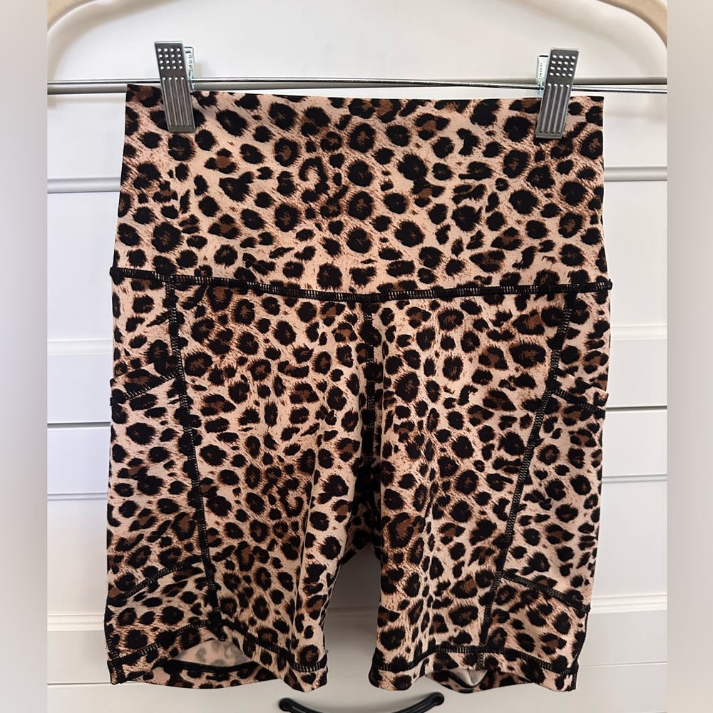 Colorfulkoala high rise 6” biker shorts with side pockets Leopard Print Size S